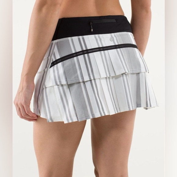 lululemon athletica Dresses & Skirts - LULULEMON Run: Pace Setter Skirt in Groovy Stripe Nimbus  black white grey sz 4